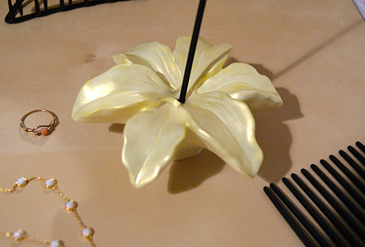 Porta incienso Lirio amarillo